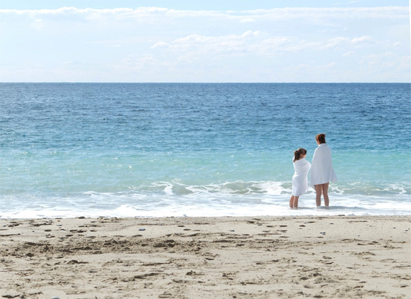 Mutter und Tochter am Strand