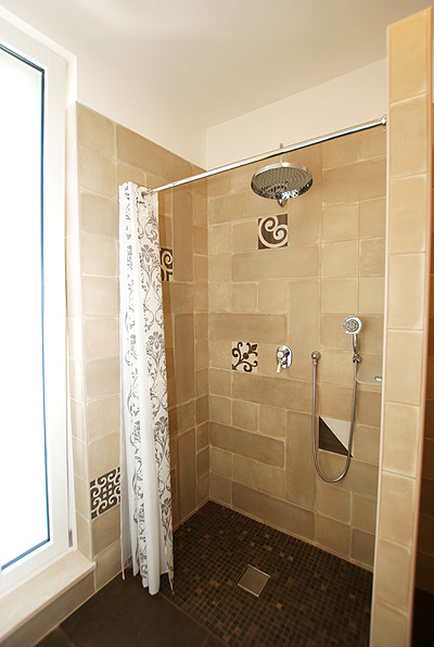 Villa-natalino-badezimmer-dusche-mit-vorhang